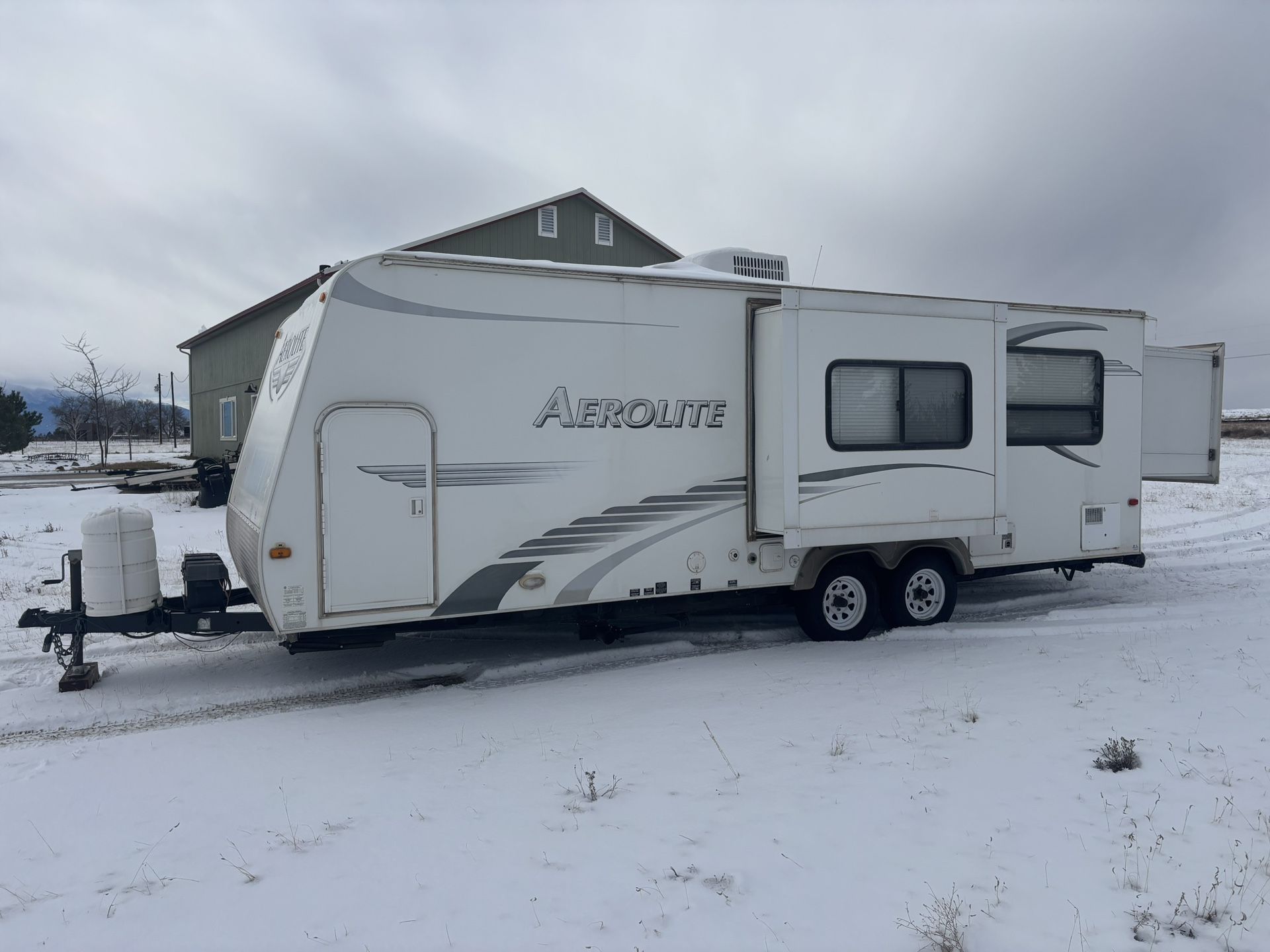 2009 aerolite ultra lite 25ft travel trailer with 2 slide outs excellent condition