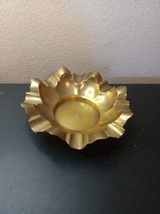 GORGEOUS VTG Solid Brass 8" Scalloped Catchall or Ashtray Bowl
This product is a vintage solid brass 8" scalloped catchall or ashtray bowl.
