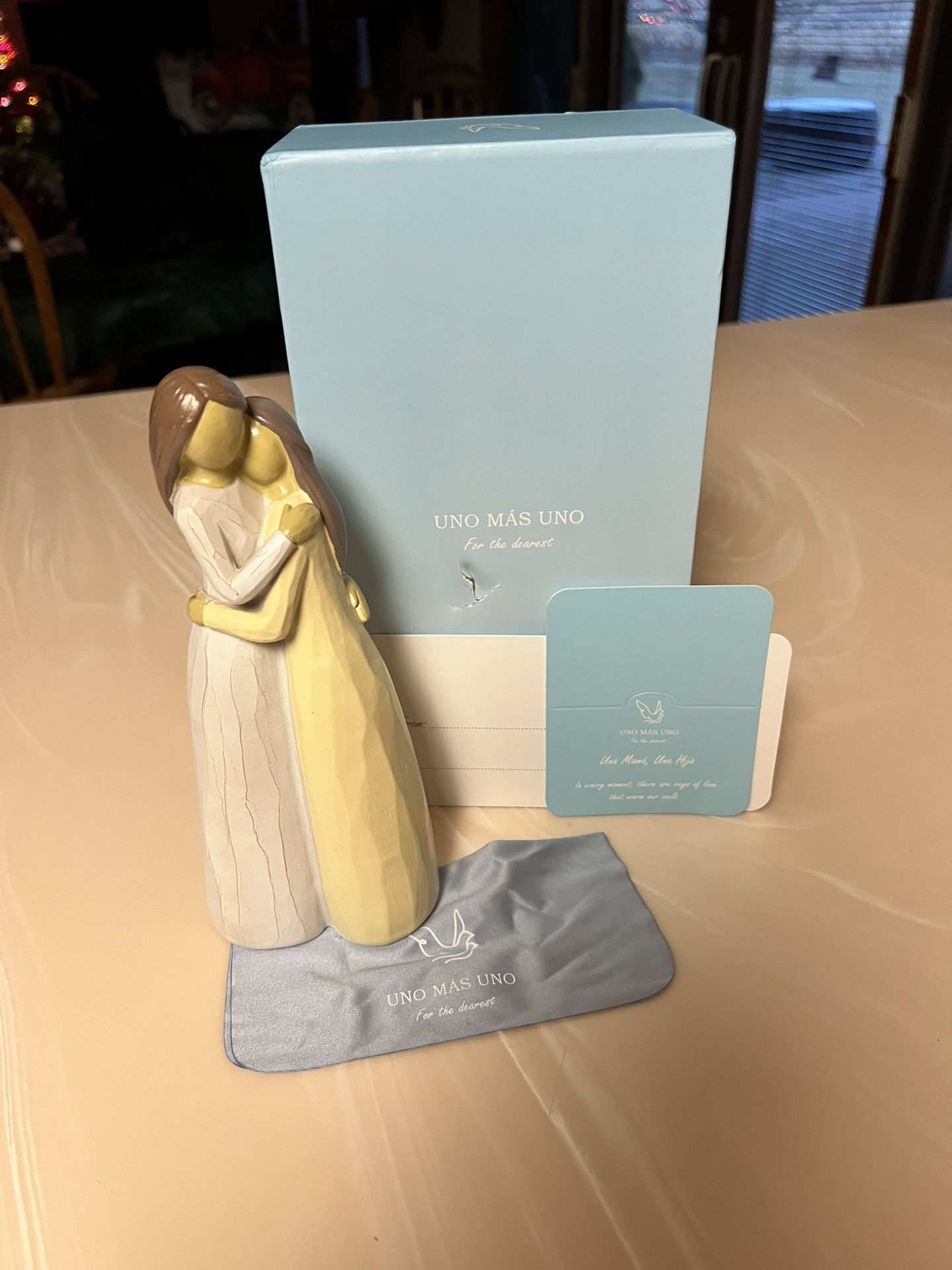 Uno Mas Uno Statuettes