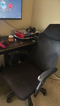 Black Mesh Office Chair with Wheels & table all for $25