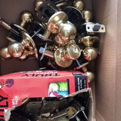 Door Knobs And Hinges 