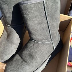 Women’s Australian Uggs Size 8  $90