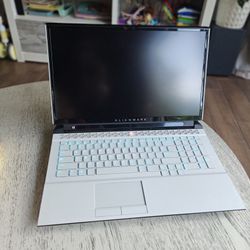 Gaming Laptop Alienware P38E 