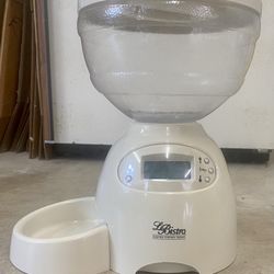 Petmate "Le Bistro" Portion Control Automatic Food Dispenser