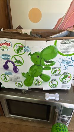 Squeakee the balloon Dino
