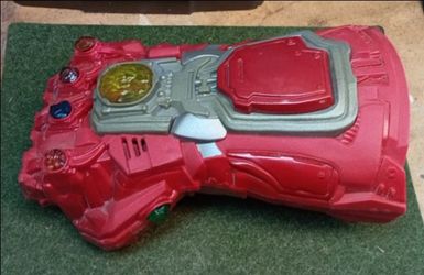 Marvel Avengers red Gauntlet toy glove (23)