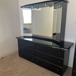 Black Lacquer Wood Dresser