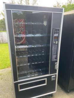 Snack vending machine