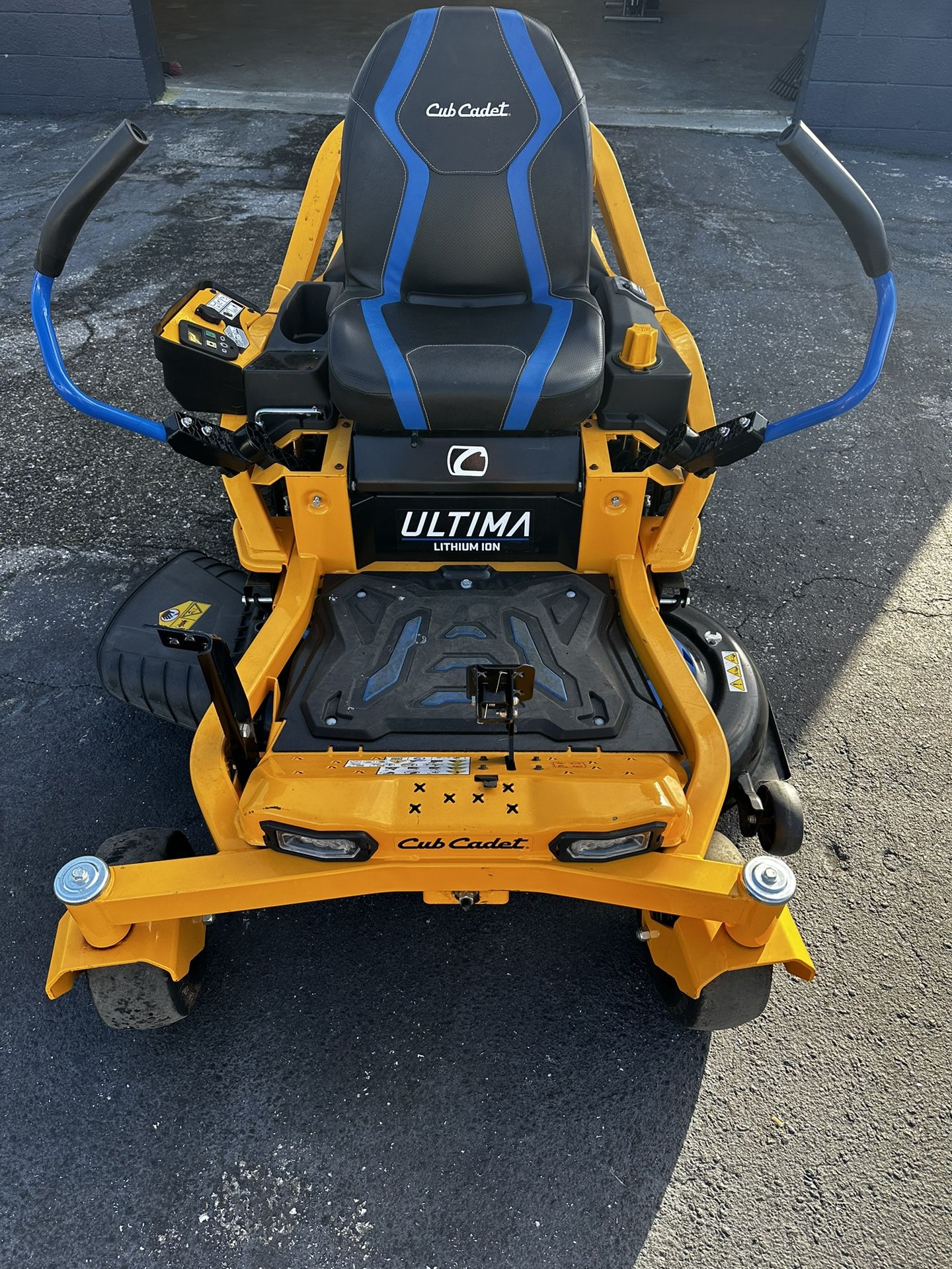 Cub Cadet ZT142E 42” Zero Turn Electric Mower..04Hrs.