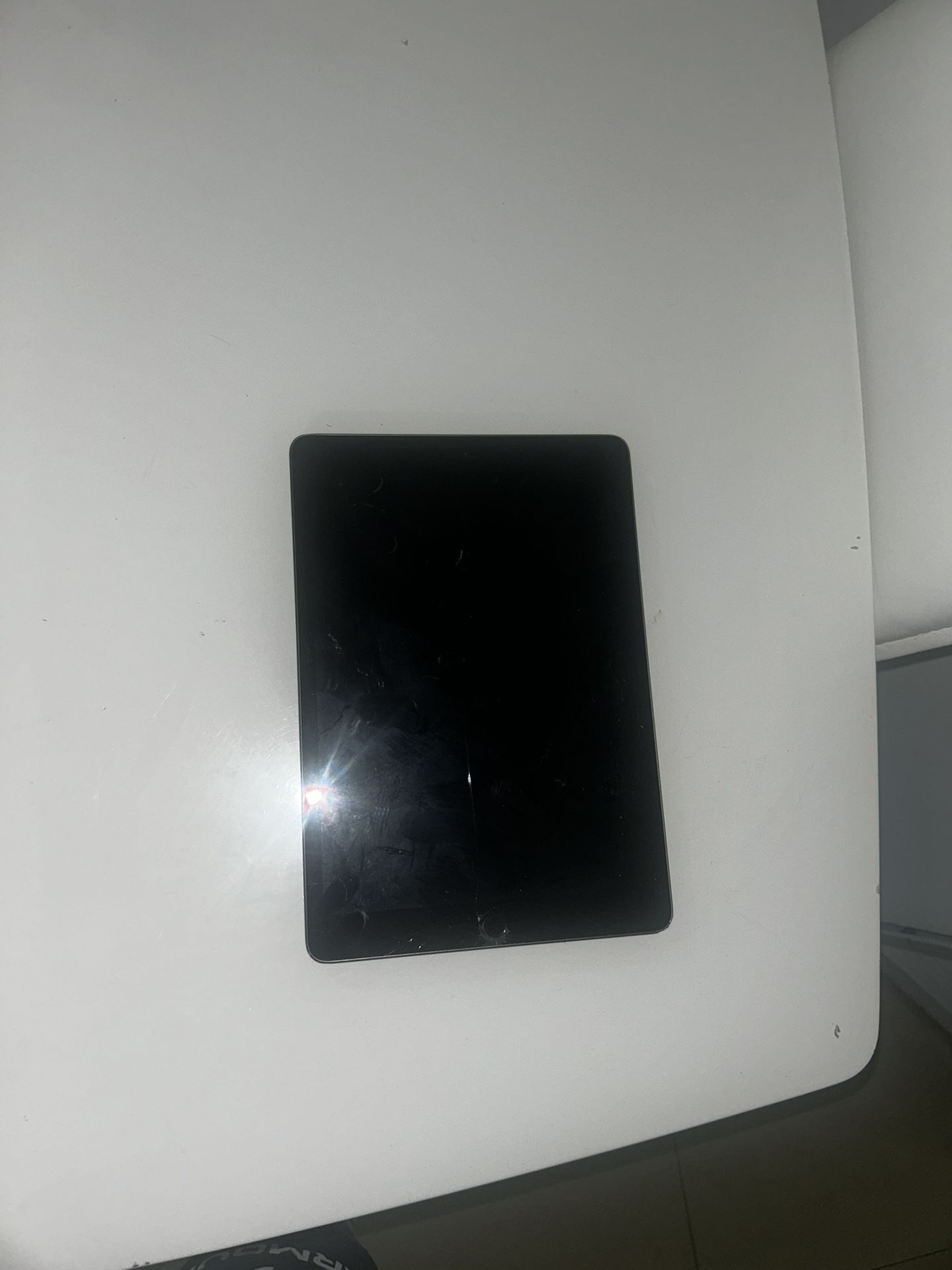 iPad 6th Generation Doesn’t Turn Off And Has A Few Scratches On Screen