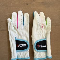 4 pairs of golf gloves