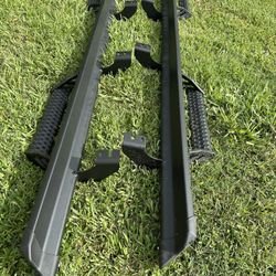 Predator steps 2005-2024 Toyota tundra.. off of 2024 model. Brand new. $450 se habla español. 