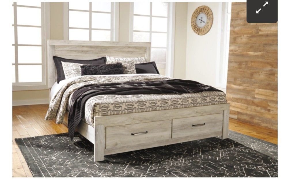 Like new king platform bed excellent Deal