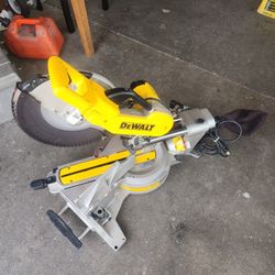 DEWALT
15 Amp Corded 12 in. Double Bevel Sliding Compound Miter Saw,  Modelo Dws779  Poco Uso 