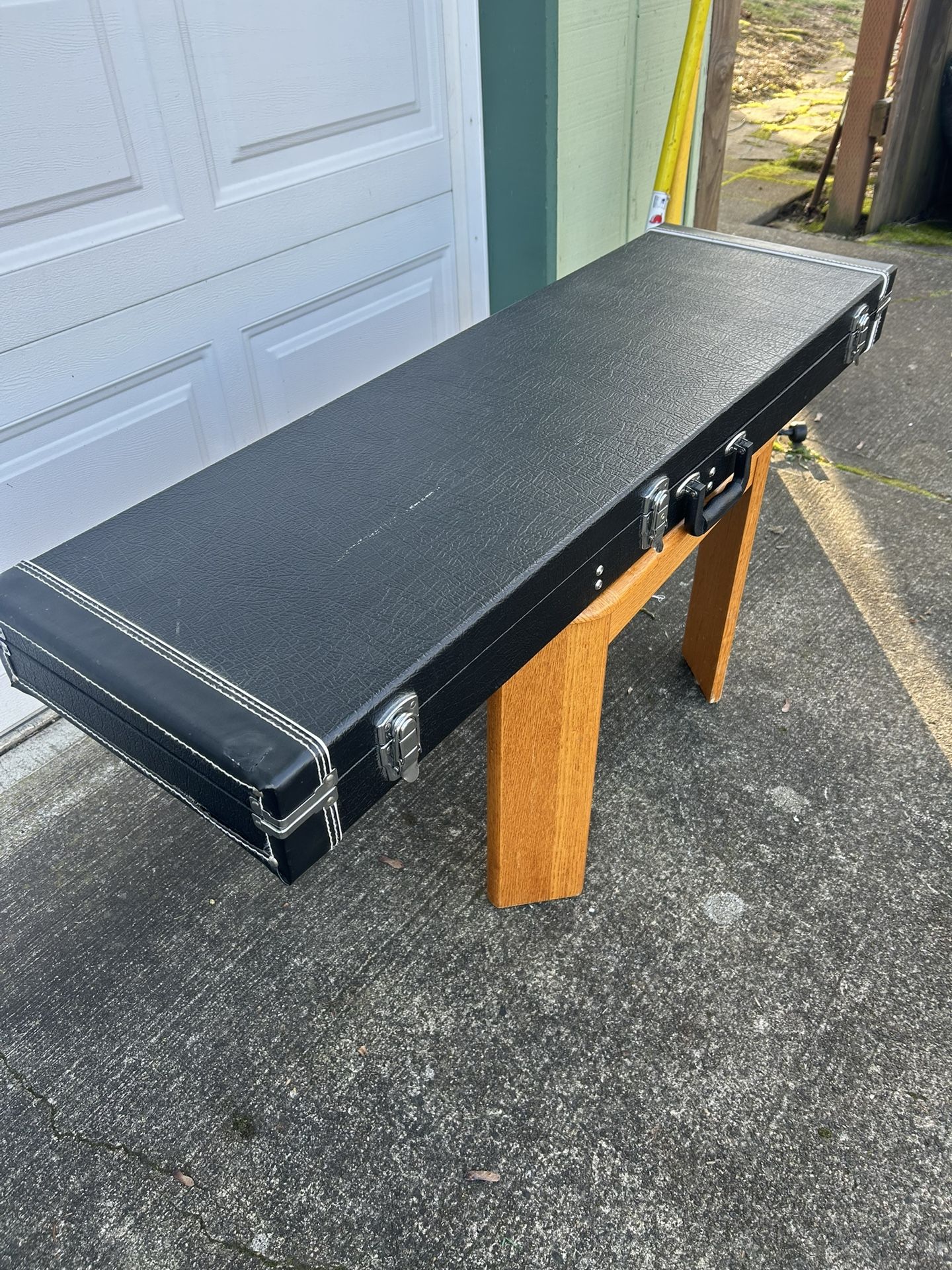 Hard guitar case in good condition. All the latches and hinges are in good shape, the exterior has no significant rips or terrors or anything, just ne