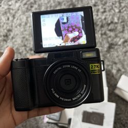 DIGITAL CAMERA