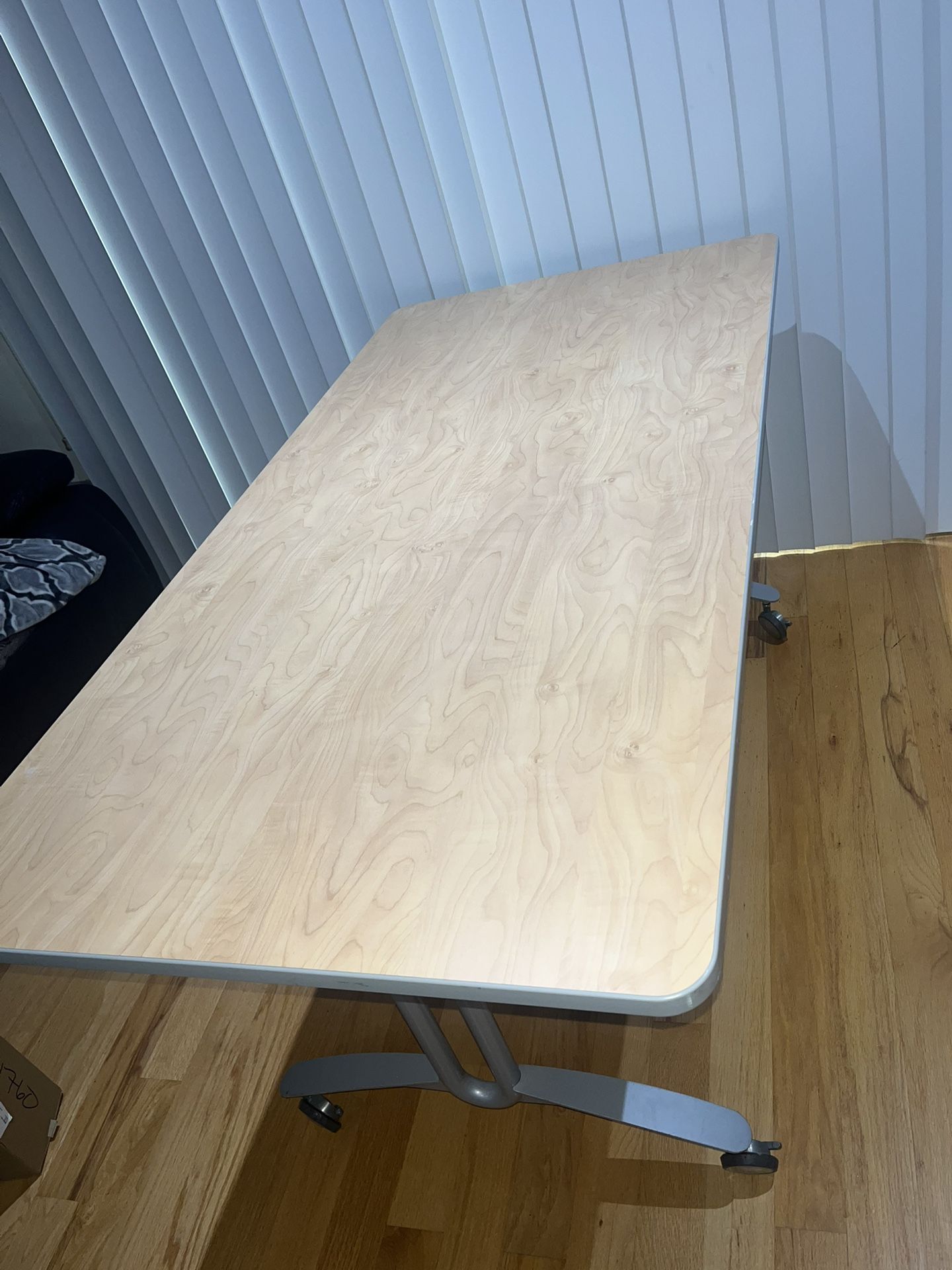 Laminate Table With Wheels