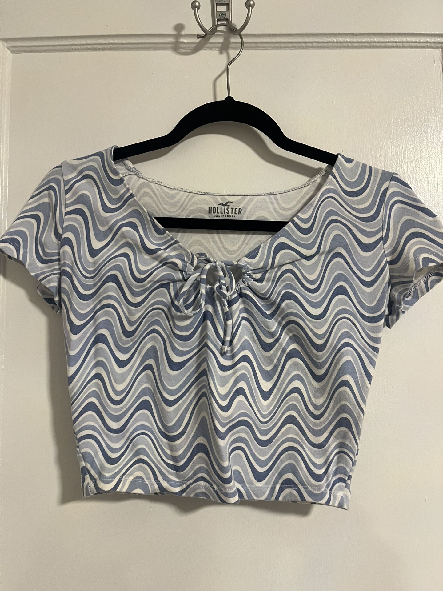 Hollister white and blue wave top