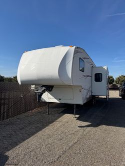 White Fifth Wheel Travel Trailer RV w/ gooseneck adapter