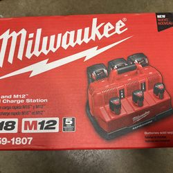Milwaukee ((contact info removed)7) M12™ & M18™ Rapid Charge Station