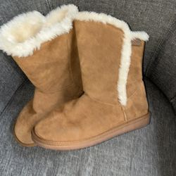 Very Warm And Very Nice Boots Size 8 And Half 