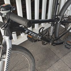 Trek Black Mountain Bike 26in Wheels Front Suspension V-Brake Derailleur Gears