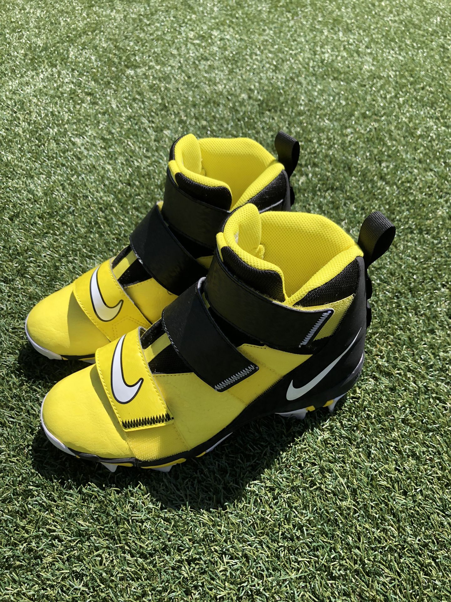 Nike Football Cleats Size 5 Youth