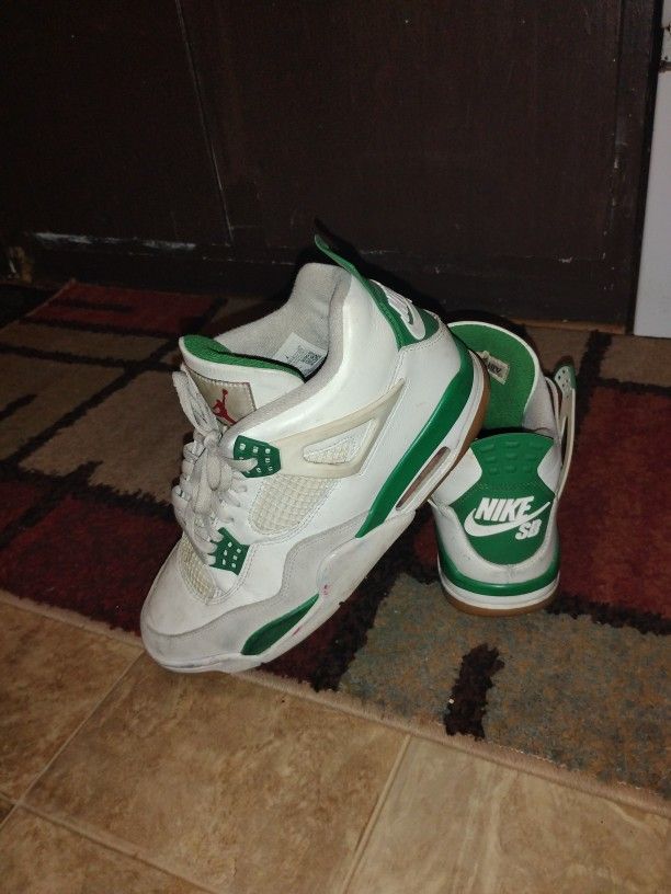 Air Jordan 4 Retro SB Pine Green