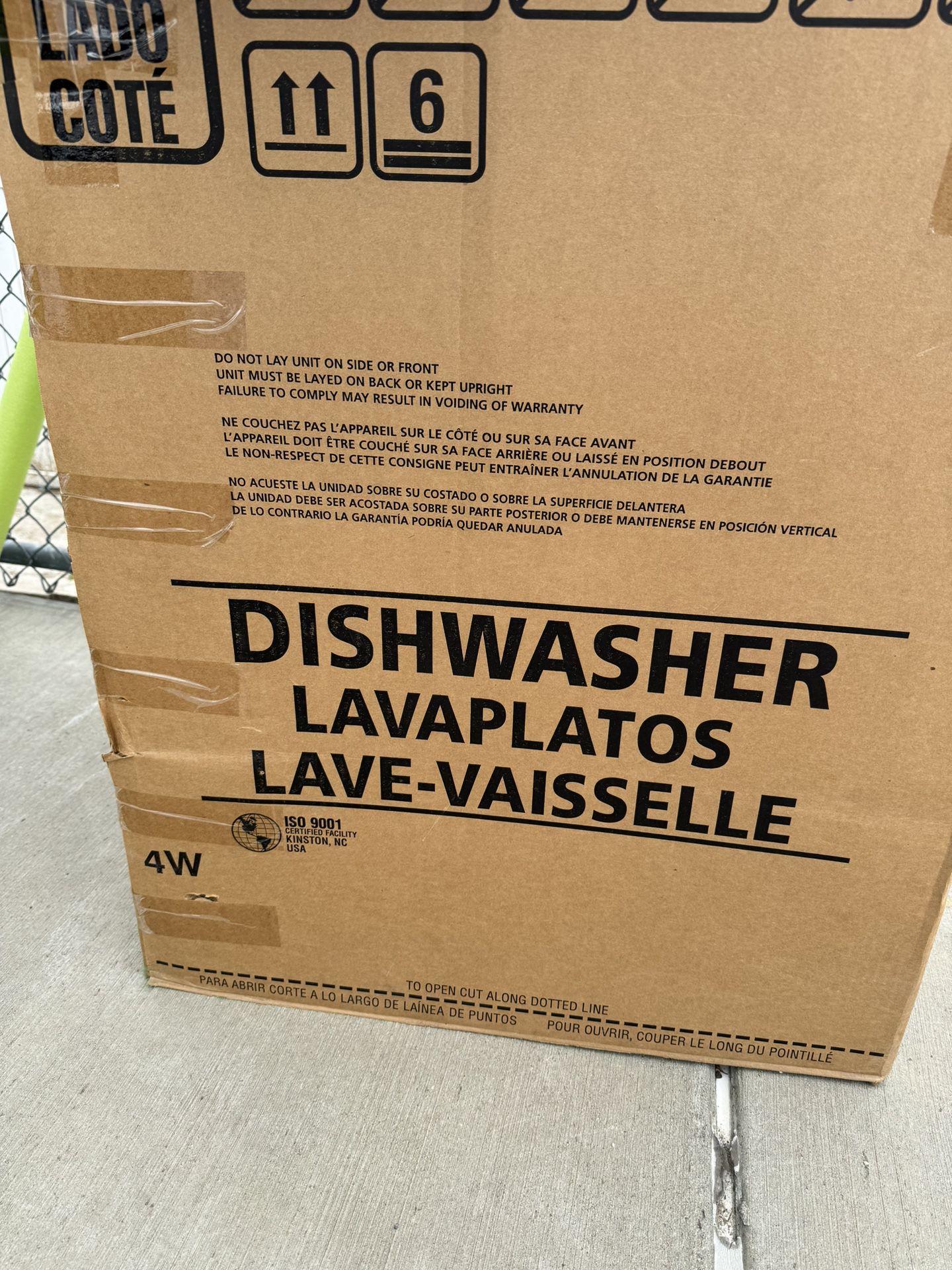 New in box Frigidaire dishwasher/ Nueva en  caja Frigidaire lavaplatos