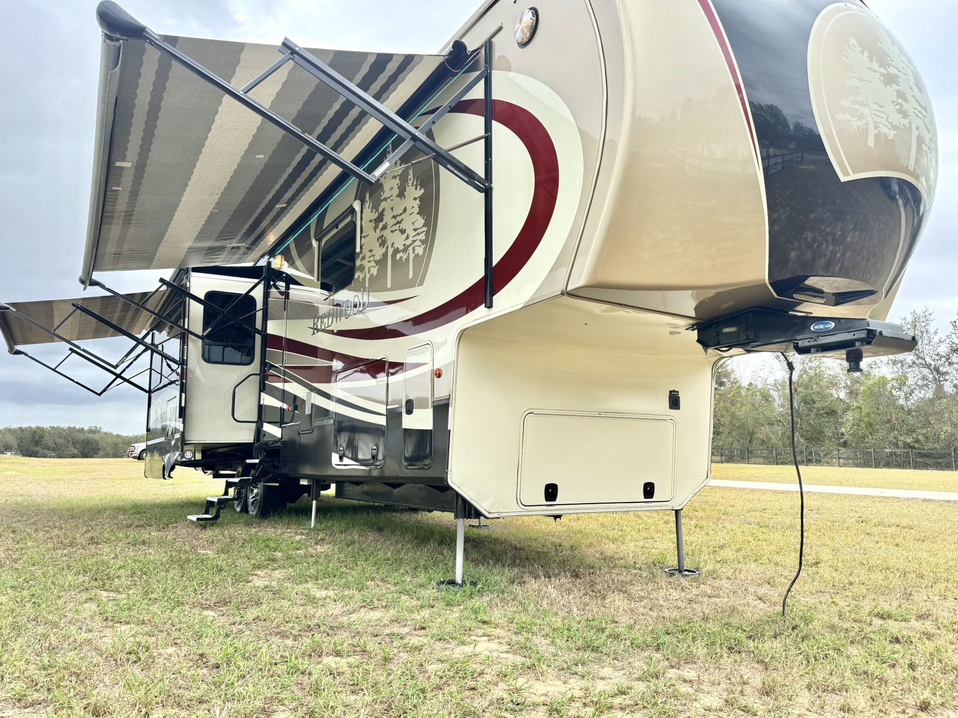2016 REDWOOD fifth Wheel 39ft With 3 Slide Outs On Board Generator 