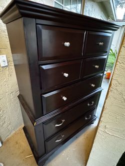 Solid wood chest of drawers