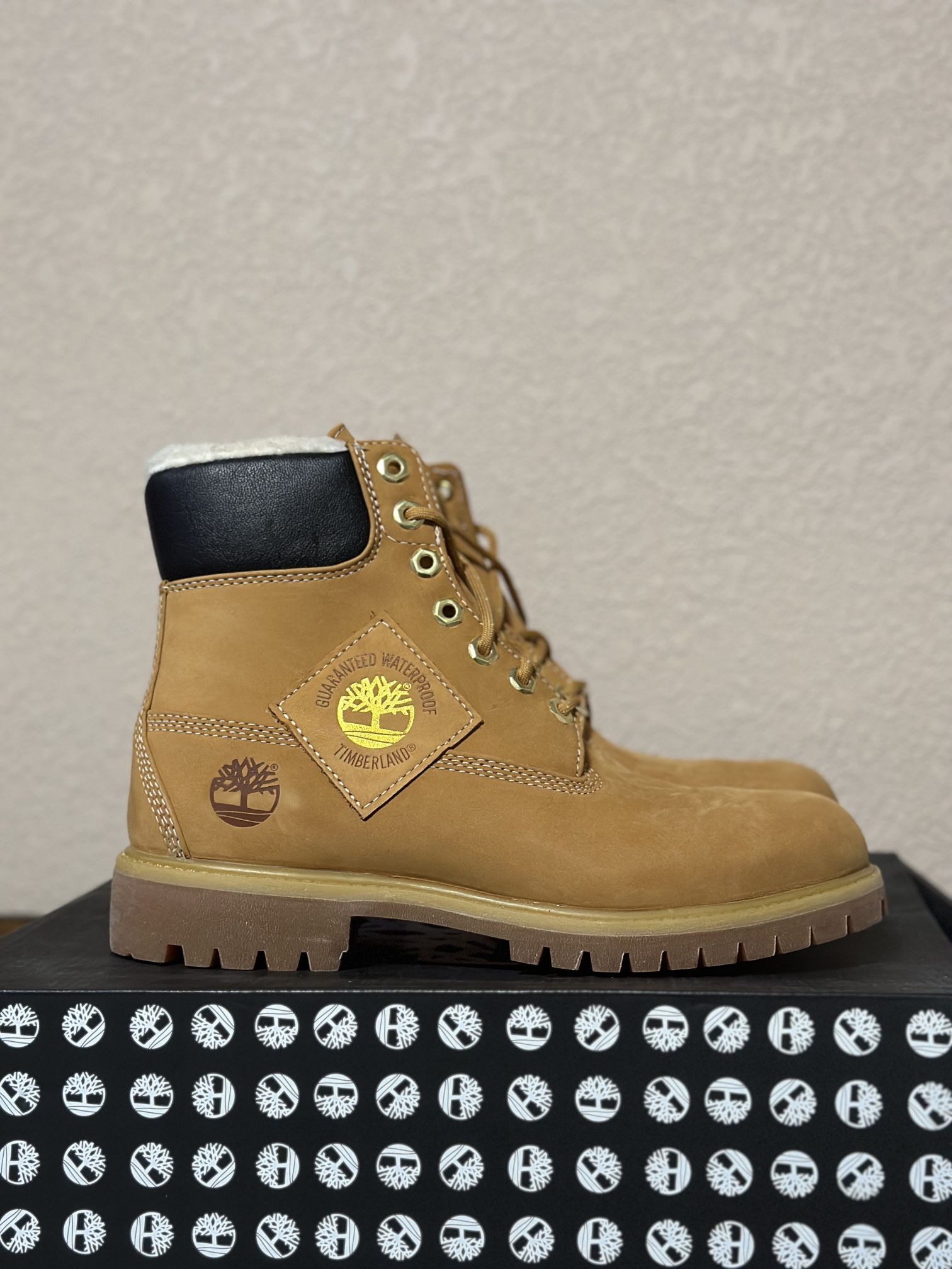 Timberland 6 in fur lined Size 8