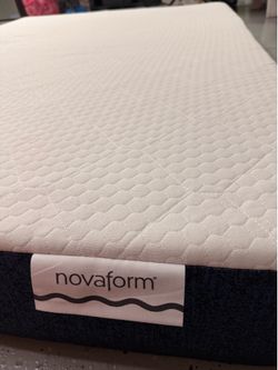 Novaform Memory Foam Mattress - Full Size - Excellent Condition