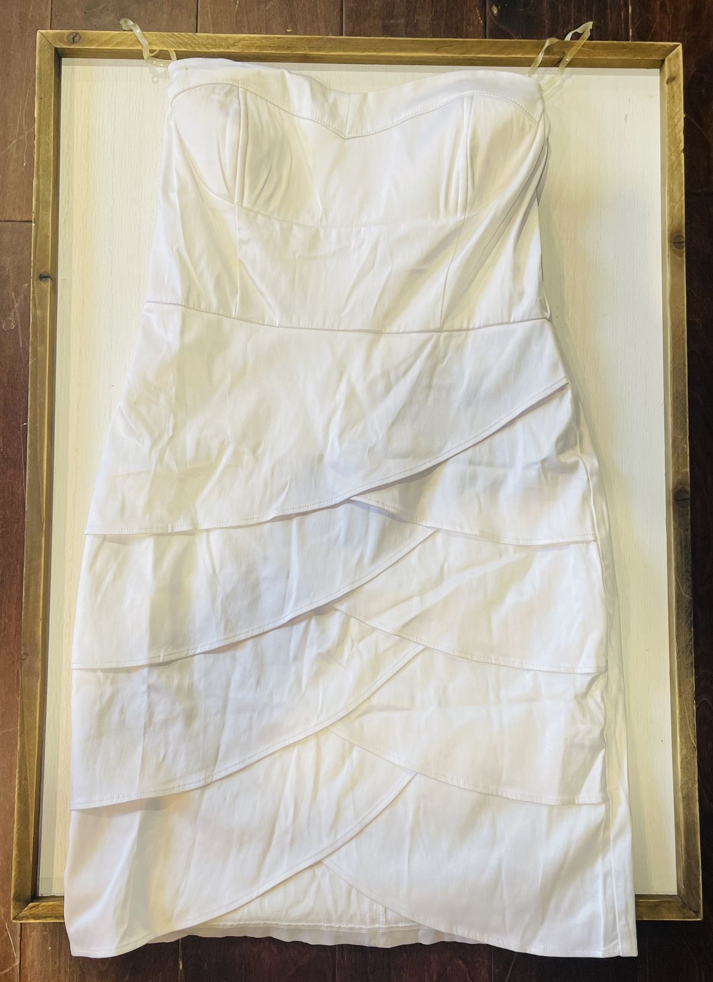 Body Central Women’s Medium Shiny White 27” Strapless Dress; 68% Cotton, 2% Spandex, & 30% Polyester; Textured & Curved Overlapping Lines