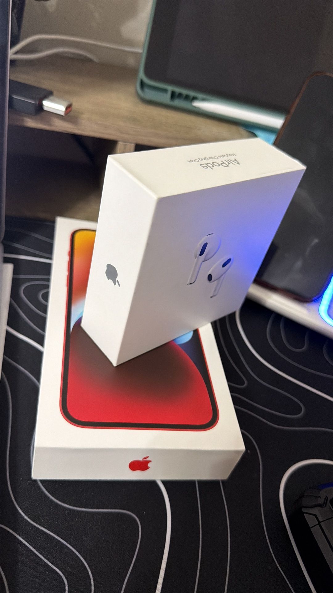 iPhone 14 Plus & AirPods 3ra generation 