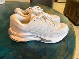 Women's size 8 journey running shoe