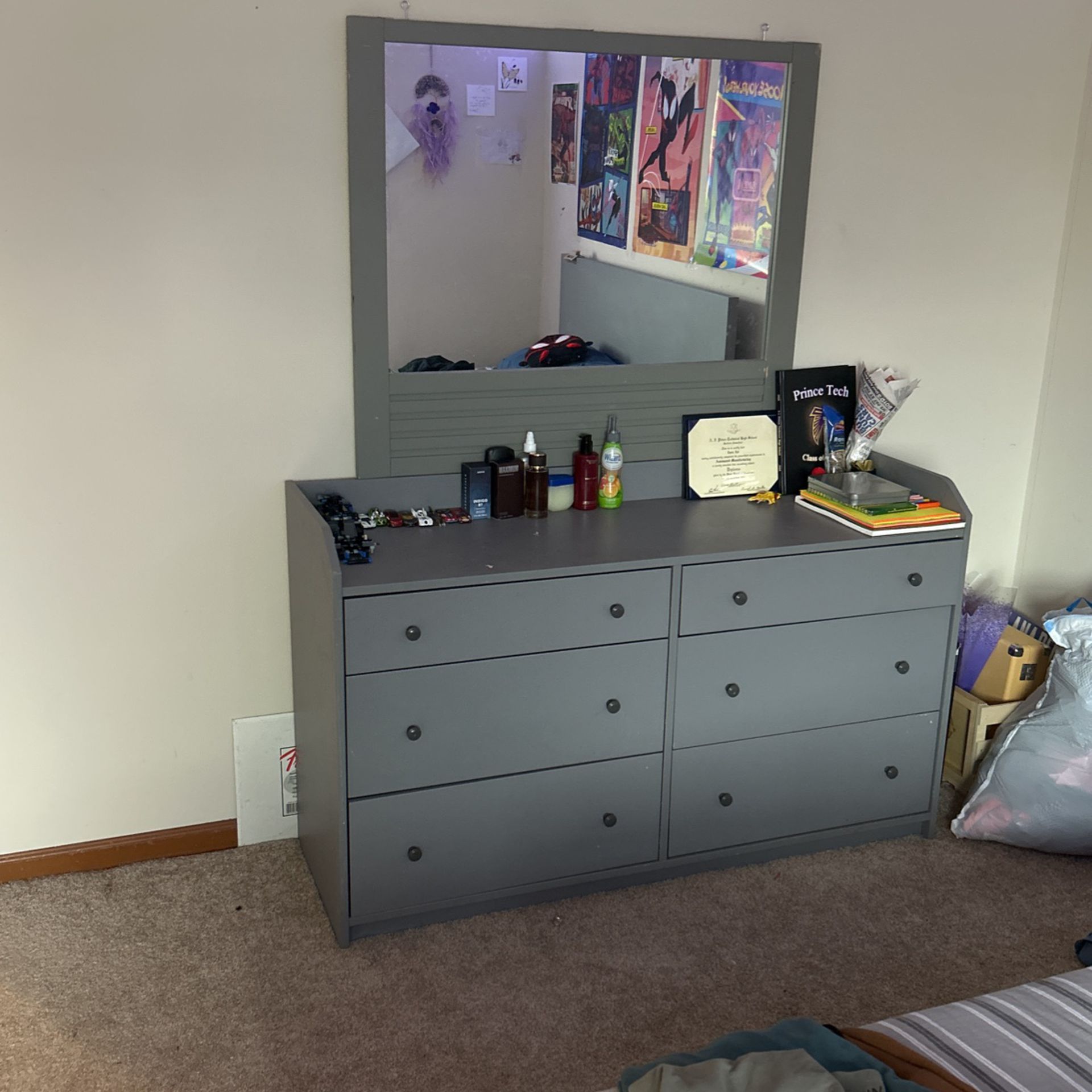 Beautiful 6 drawer dresser, comes with mirror. 