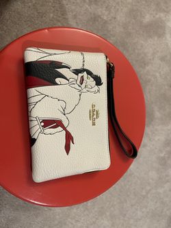 Disney Coach Wristlet (Disney Cruella de Vil)