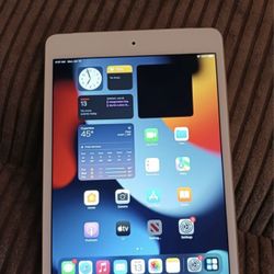 Apple iPad Mini 7.9 Inch Gen 4 128 GB Like Brand New Condition Works Perfect 