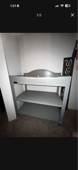 Graco changing table with shelf’s