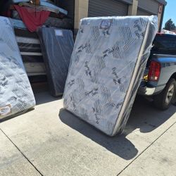 Queen Mattress Pillow Top 