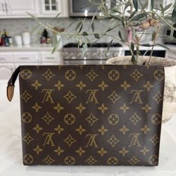 Louis Vuitton Toiletry 26