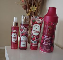 Bath & Body Works Strawberry Pound Cake 4-Piece Set