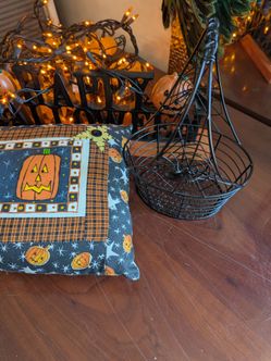 Halloween bundle ~ standing table sign, spider basket, pumpkin pillow, 2 strands of halloween lights.
All 40.00