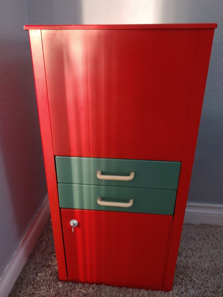 File cabinet w/safe in the bottom