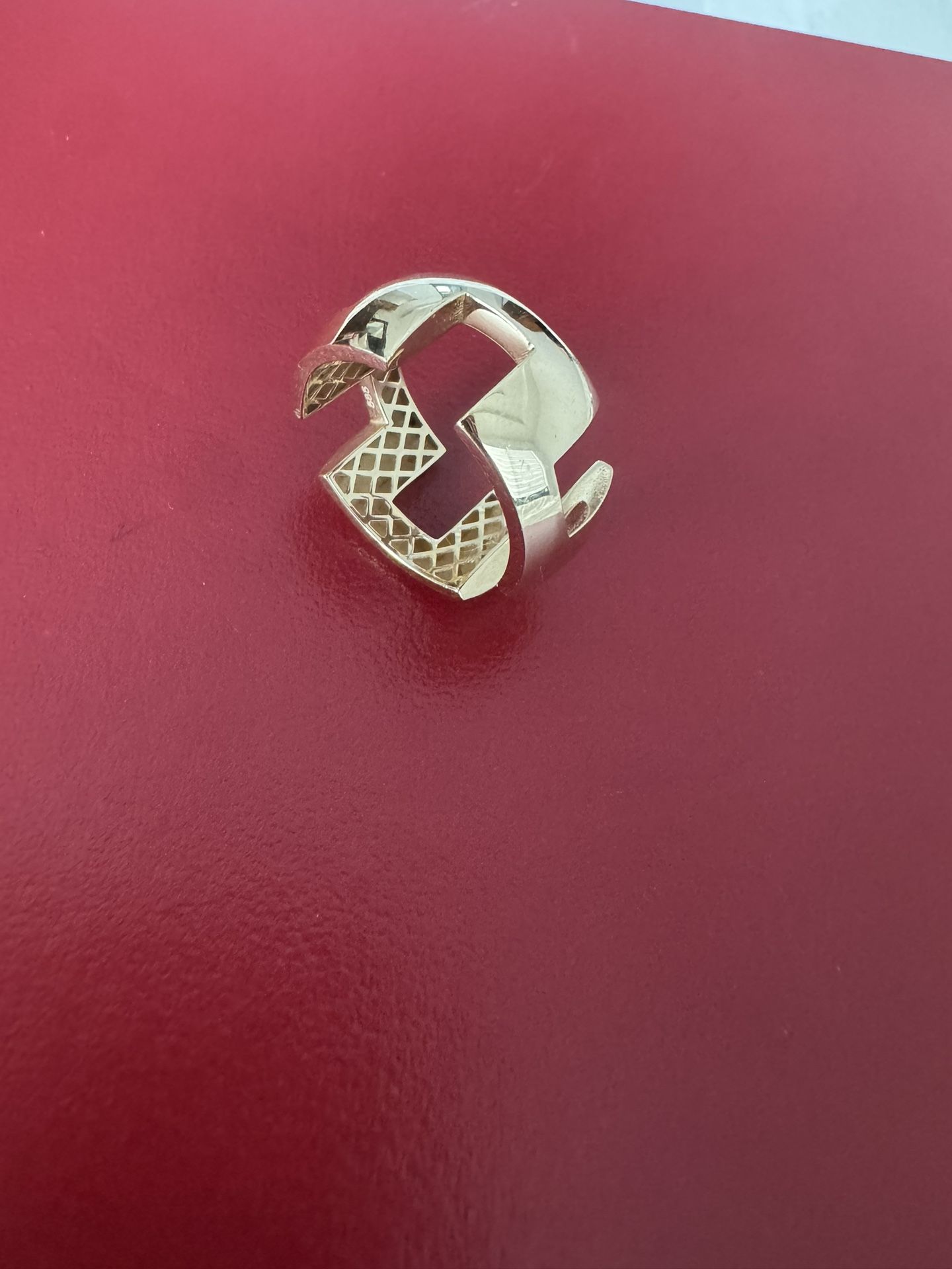 585/14K yellow solid gold statement ring size 7.75-8 In excellent condition 3.46 grams Beautiful unique design