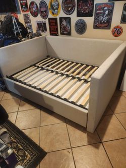 Day bed / couch Living Spaces