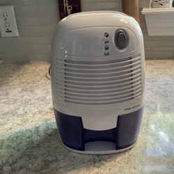 Portable mini dehumidifier