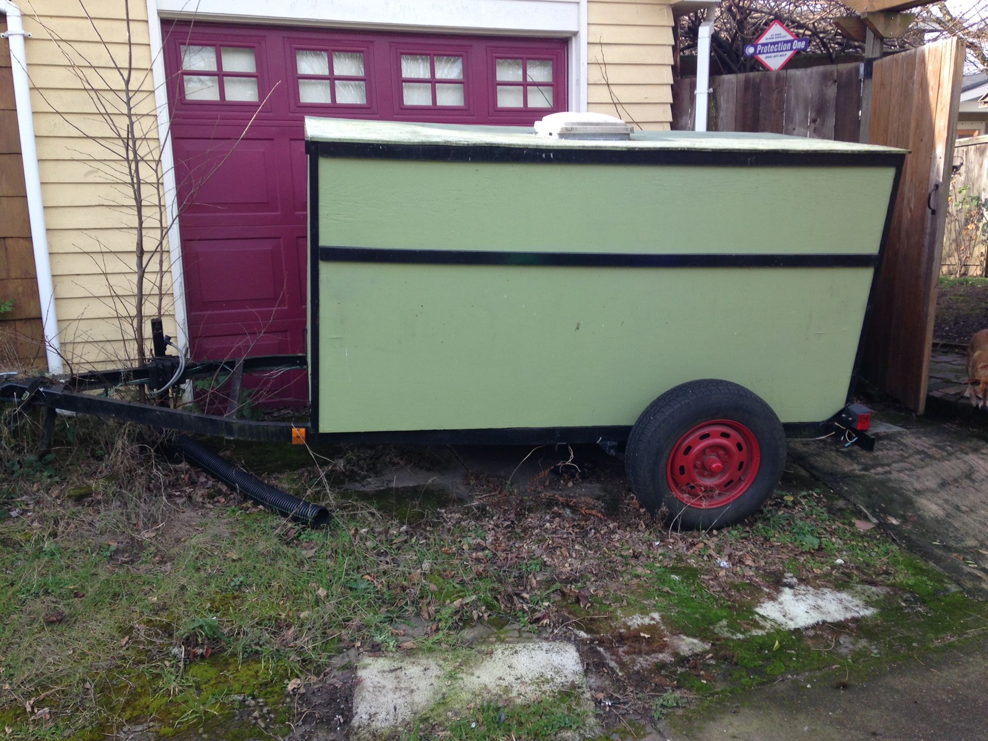 Trailer 4x8 door in back with a ceiling vent!