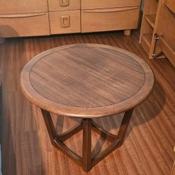Vintage Mid-Century Modern Round Walnut Table – Excellent Condition